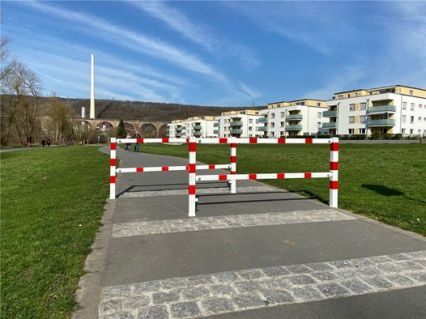 Schwenkbare Zufahrtssperre mit Dreikantverschluss